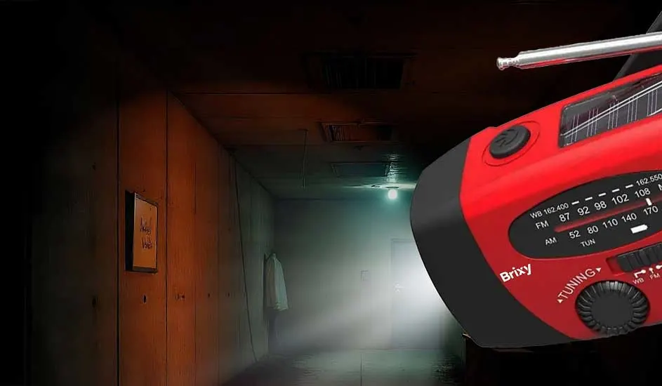 In een duistere gang schijnt fel licht vanuit het einde, terwijl een rode draagbare radio groot op de voorgrond in beeld zweeft.