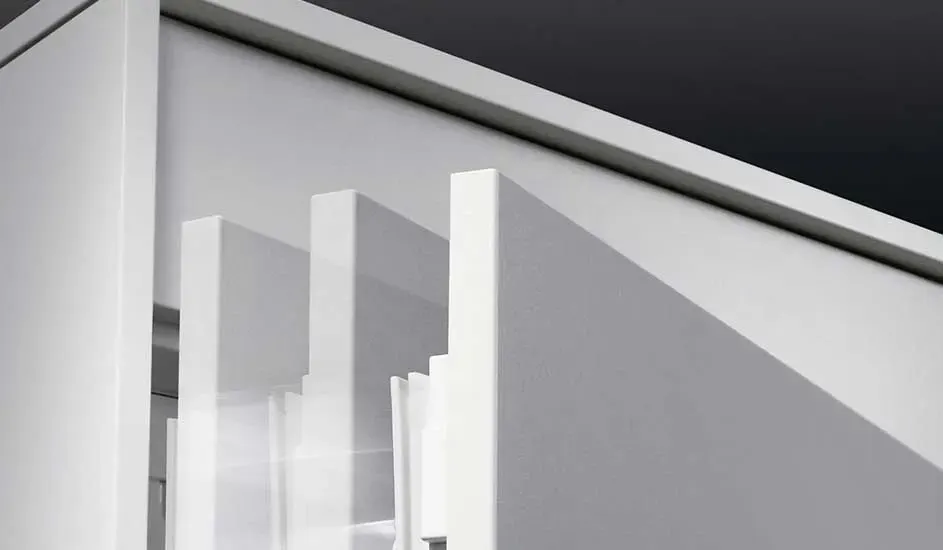 Een Bosch-koelkastdeur met scharniermechanisme wordt geopend, toont het stevige ontwerp en de moderne afwerking.