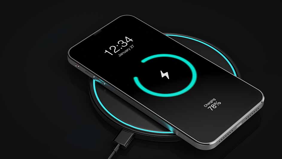 Een telefoon ligt op een draadloze oplader met een blauwe oplaadring. Het scherm toont 12:34, 27 januari en 78% opgeladen.