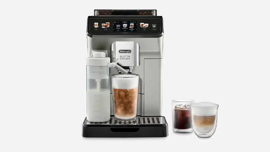 Espresso-apparaat met melkreservoir, kopje ijskoffie in de houder en twee glazen ijskoffie ernaast.