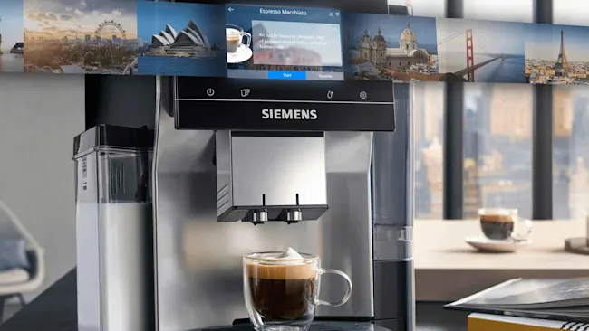 Een Siemens koffiemachine maakt een espresso macchiato, met foto's van wereldsteden op het scherm.