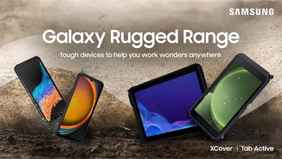 Vier Samsung Galaxy-apparaten, waaronder telefoons en een tablet, liggen op een ruwe, aardachtige ondergrond tegen een beige achtergrond.