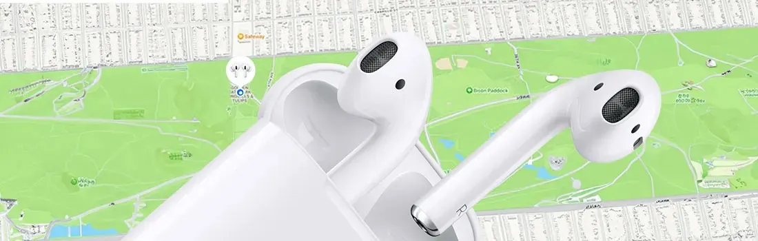 Witte draadloze oordopjes in hun open oplaadcase, groot afgebeeld boven een stadskaart, alsof de locatie van de AirPods gevolgd wordt.