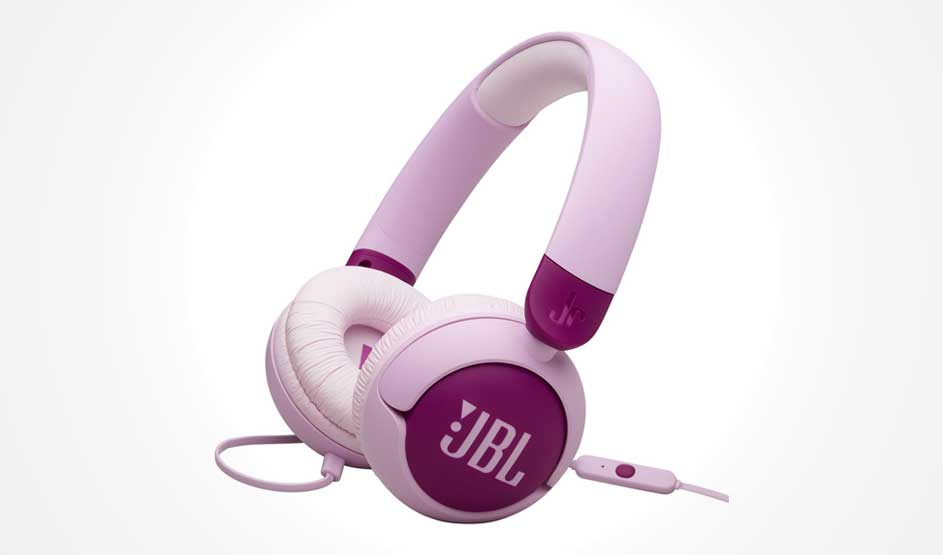 Een lichtroze JBL-koptelefoon met paarse accenten ligt tegen een witte achtergrond; kabel, zachte oorkussens en bedieningsknop zijn zichtbaar.