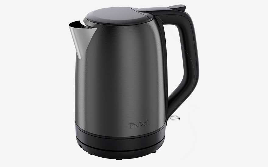 Een moderne zwarte waterkoker met matte afwerking en metalen tuit staat alleen op een strakke witte achtergrond.