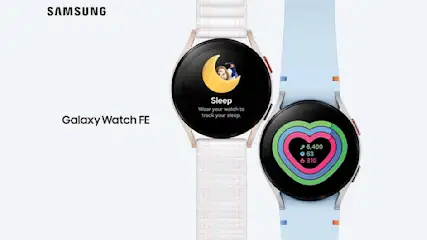 Twee Samsung Galaxy Watch FE horloges met slaap- en activiteitstrackerfunctie op een lichtblauwe achtergrond.