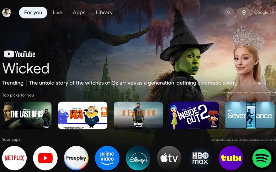 Google TV interface op het scherm met aanbevolen films en apps.
