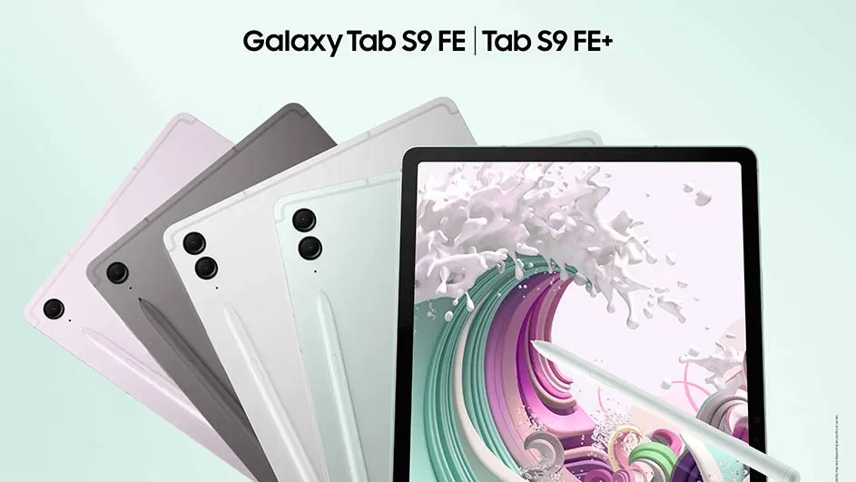 Drie Galaxy Tab S9 FE tablets in paars, grijs en wit. Een tablet heeft een scherm met een stylus en kleurrijke afbeelding.