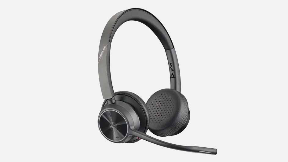 Een grijze draadloze headset met een microfoon is afgebeeld op een witte achtergrond. Het merk "Poly" staat op een van de oorschelpen.