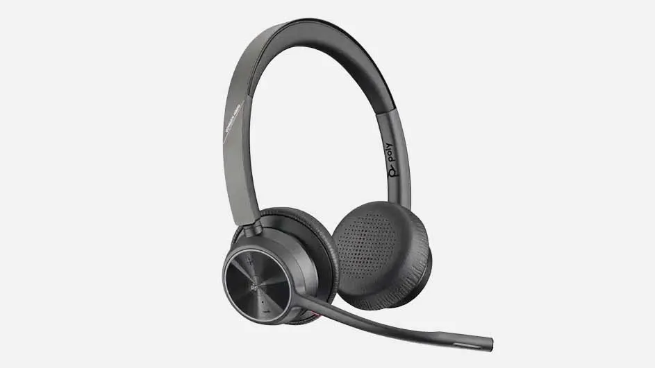 Een grijze draadloze headset met een microfoon is afgebeeld op een witte achtergrond. Het merk "Poly" staat op een van de oorschelpen.