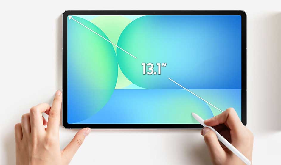 Een persoon gebruikt een stylus op een Samsung tablet met een 13,1 inch scherm, tegen een witte achtergrond met beide handen zichtbaar.