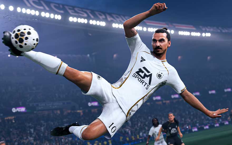 Zlatan Ibrahimović in wit tenue maakt een spectaculaire zwevende trap in een fel verlicht stadion, met wazige spelers op de achtergrond.