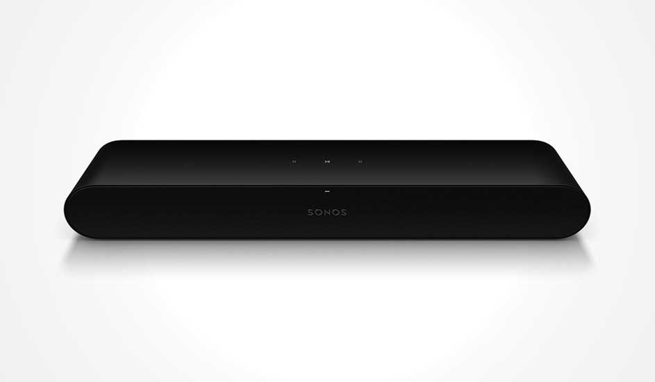 Dit is een compacte, zwarte soundbar van Sonos met afgeronde hoeken en een minimalistisch design, ideaal voor tv-geluid.