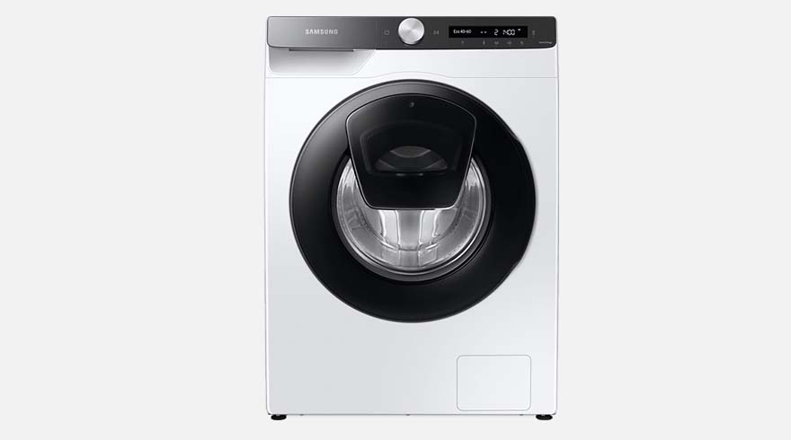 Een witte Samsung wasmachine staat op een witte achtergrond, met een zwarte deur en een digitaal display bovenaan.