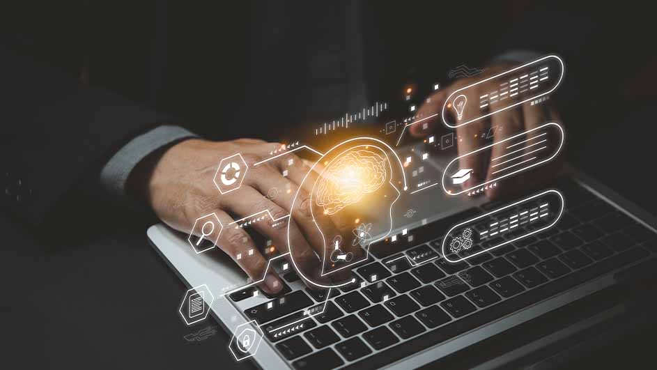 Man typt op laptop, met digitale grafieken van hersenen, tandwiel, lamp en documenten. Zwarte achtergrond.