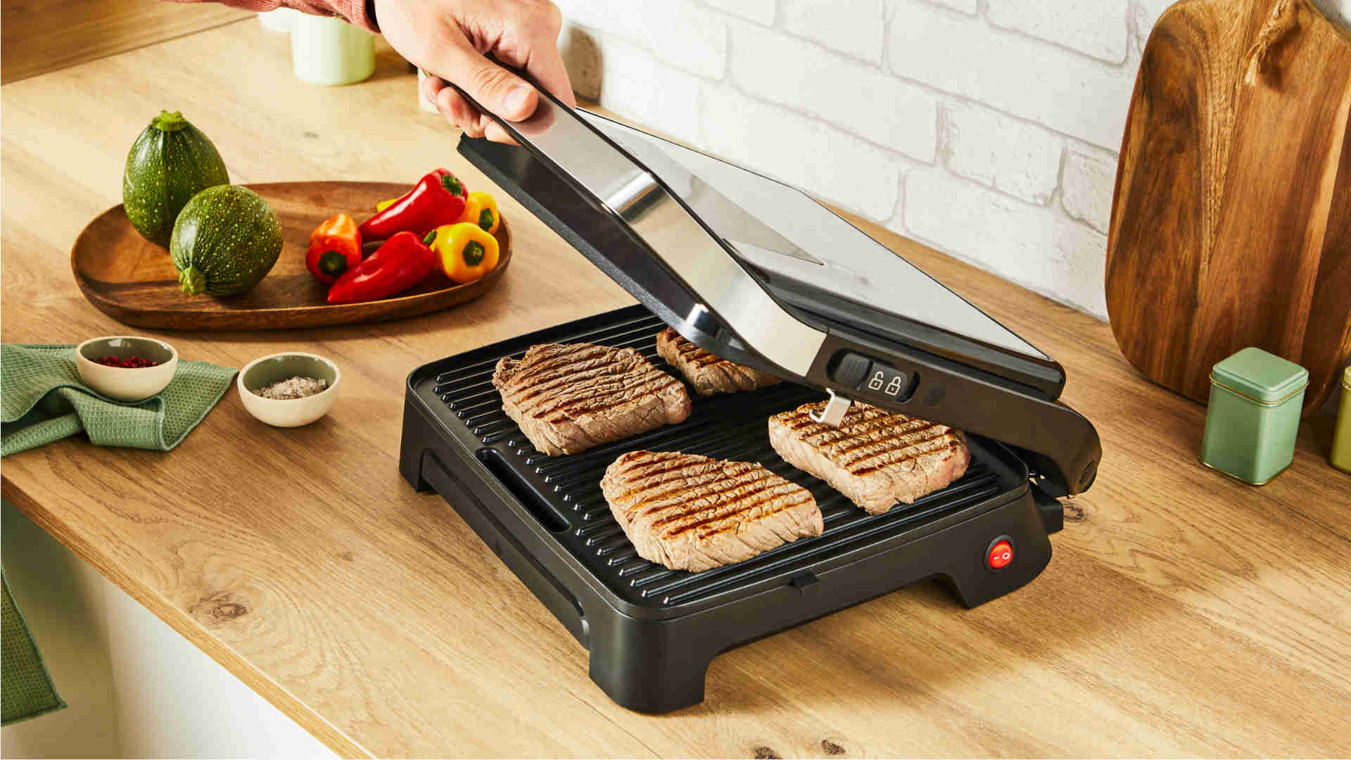 Tefal GC241D Inicio Grill Contactgrill, Hoogwaardige RVS Behuizing Compact Design En Eenvoudige Bediening Voor De Bereiding Van Vlees Panini Groenten En Nog Veel Meer