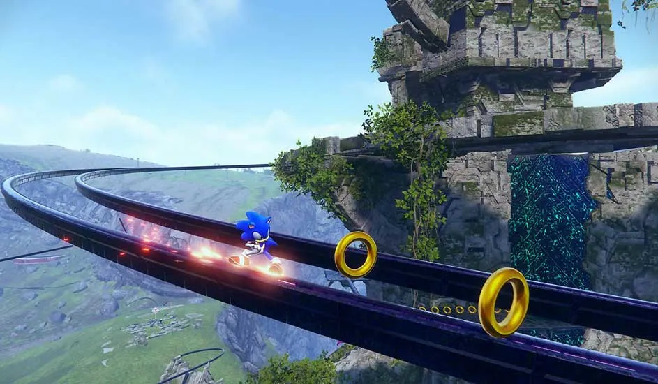 Dit is een scène uit een videogame. Sonic rent razendsnel over een zwevende rail, springt door gouden ringen langs ruïnes en groene bergen.