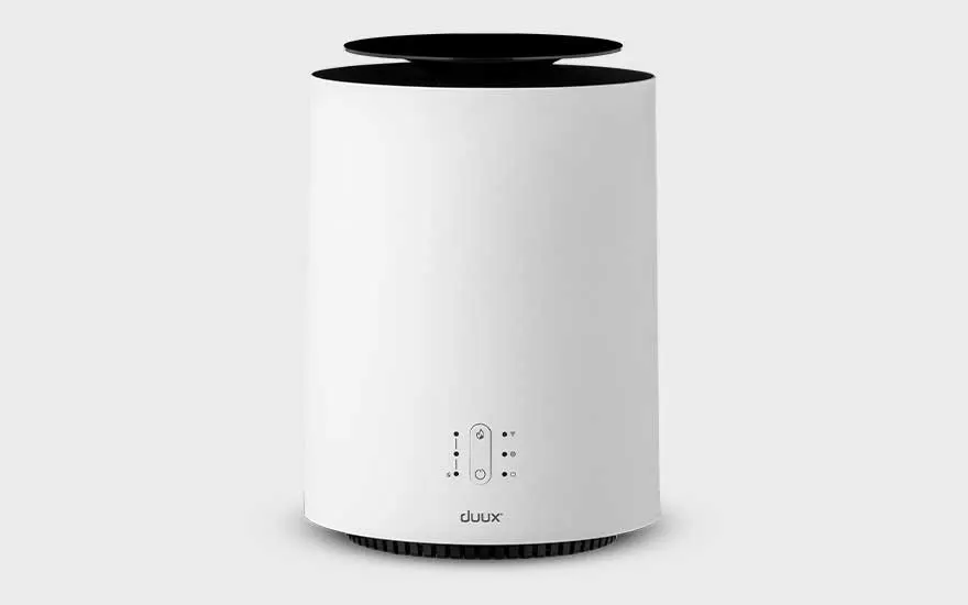 Een moderne, witte Duux-luchtbevochtiger met minimalistisch ontwerp staat afgebeeld tegen een egale, lichte achtergrond.