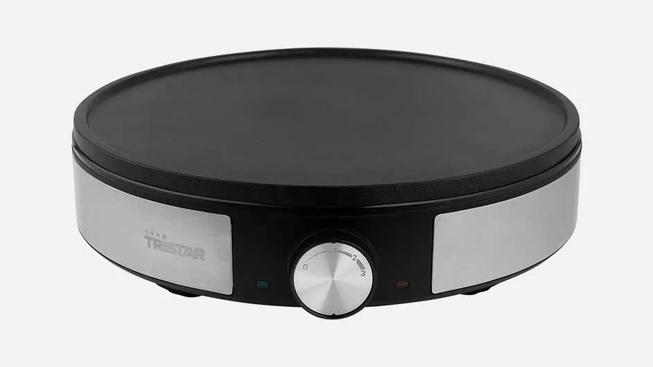 Een zwarte crêpemaker met zilverkleurige accenten en een draaiknop op een witte achtergrond.