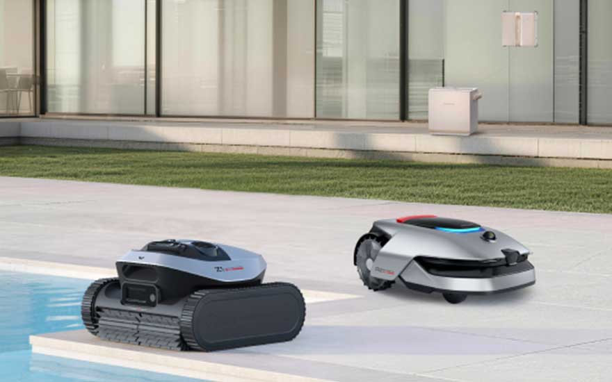 Bij een zwembad rijden twee slimme buitenrobots: één op rupsbanden aan de rand, één op het terras.