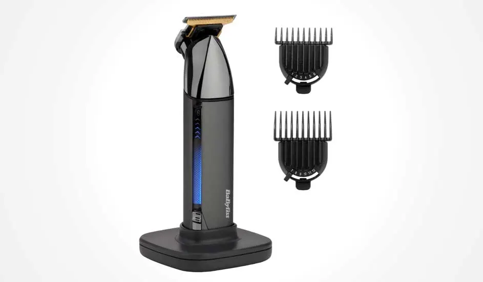 Een zwarte BaByliss baardtrimmer met goudkleurig snijblad, laadstation en twee zwarte opzetkammen op een witte achtergrond.