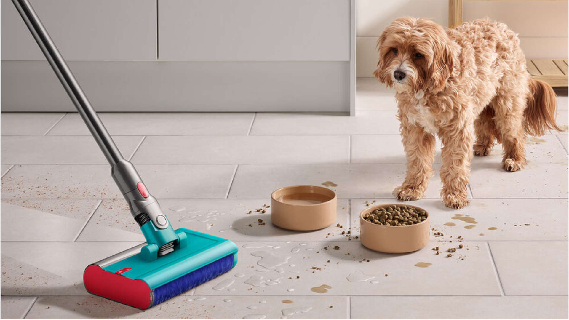 Een hond staat naast twee bakjes op een betegelde vloer, terwijl een blauwe dweil op een stok de vloer schoonmaakt.