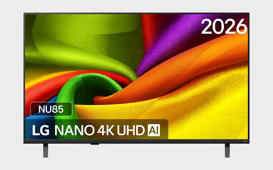 Een LG Nano 4K UHD AI-televisie toont felgekleurde stoffen, met modelnaam en jaartal duidelijk zichtbaar op het scherm.