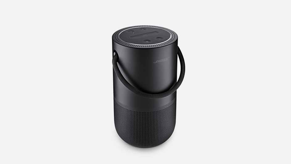 Een zwarte, cilindervormige draagbare luidspreker met een handvat, staat op een witte achtergrond.