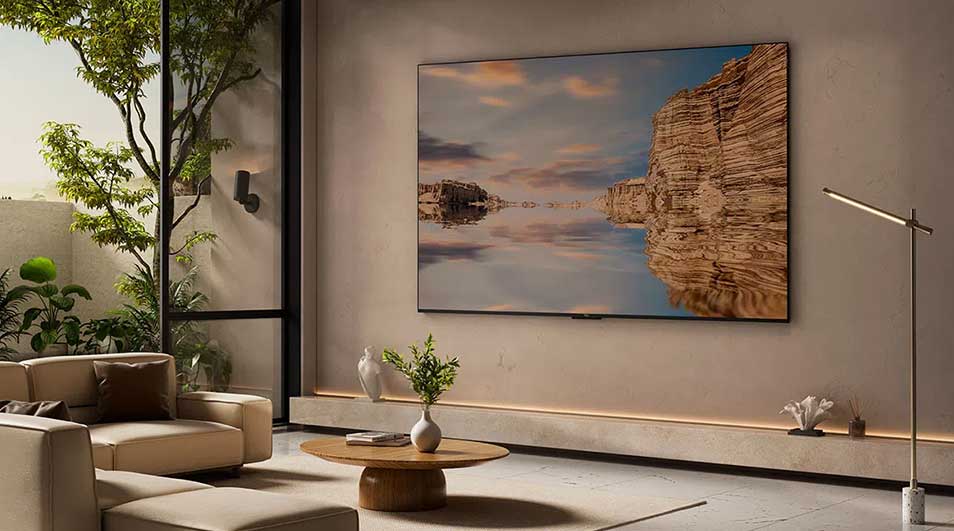 Een stijlvolle woonkamer toont een grote flatscreen-tv met een rustgevend landschap, omringd door planten en modern meubilair.