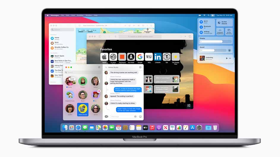 Een zilverkleurige MacBook Pro toont verschillende geopende vensters op het scherm, waaronder berichten en een browser.