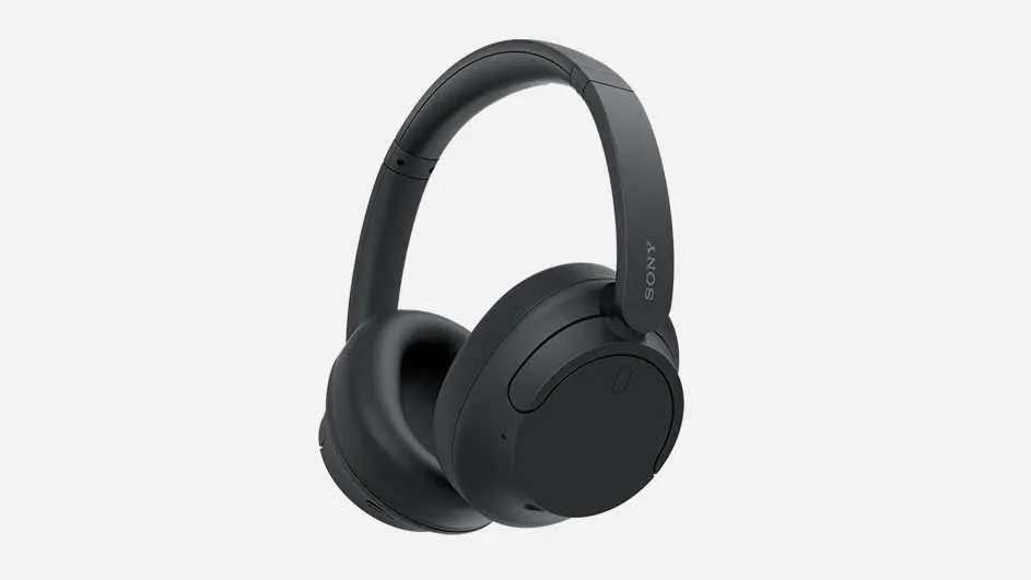 Zwarte Sony over-ear hoofdtelefoon, hangend tegen een witte achtergrond.