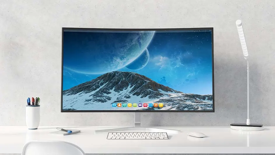 Een gebogen monitor toont een berglandschap met planeten, een toetsenbord, muis en bureauaccessoires op een witte tafel.