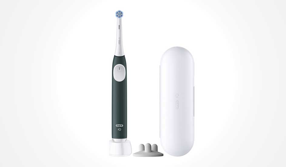 Een zwarte Oral-B iO elektrische tandenborstel staat rechtop naast een wit reisetui en opzetborstels. Modern en stijlvol ontwerp.