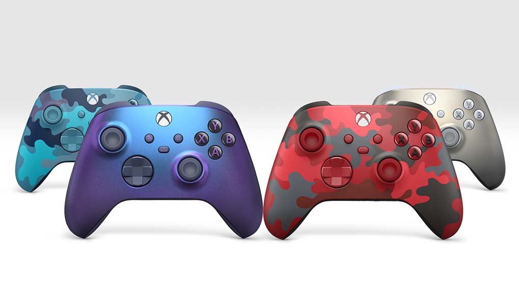 Vier Xbox-controllers: blauw camouflage, blauw-paars, rood camouflage, grijs. Elk met knoppen en sticks.