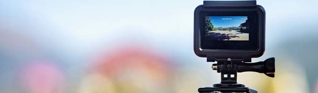 Een go pro camera die een natuurlijk landschap opneemt