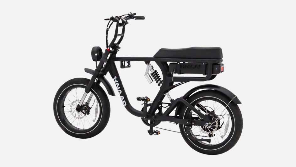 Een zwarte elektrische fiets met een zadel, banden, pedalen en een frame tegen een witte achtergrond.