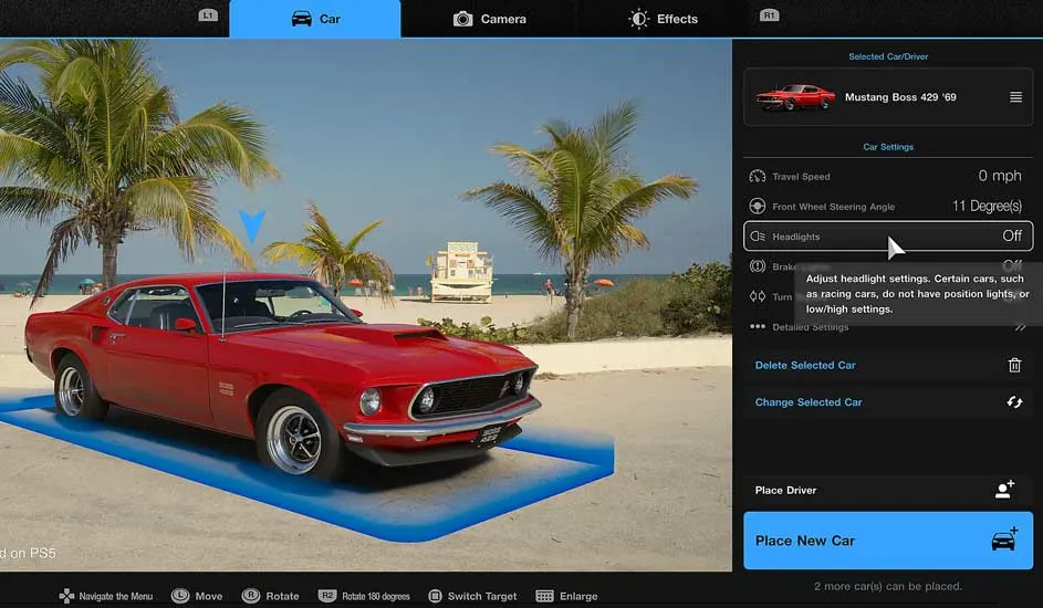 Dit is een videogame: Een rode klassieke Mustang staat op een zonnig strand bij palmbomen, met een menu voor autoinstellingen in beeld.