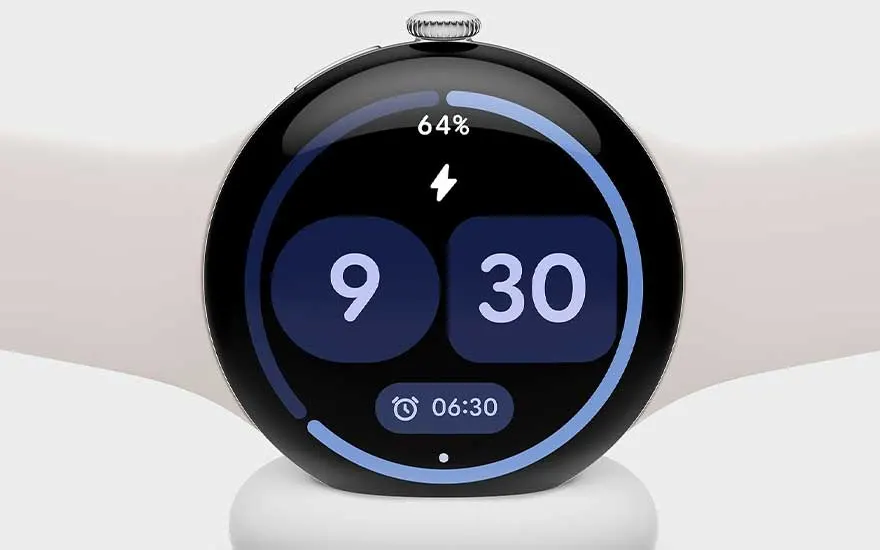 Smartwatch op oplader toont groot digitaal uurwerk 9:30 en batterijstatus 64% bovenaan scherm.