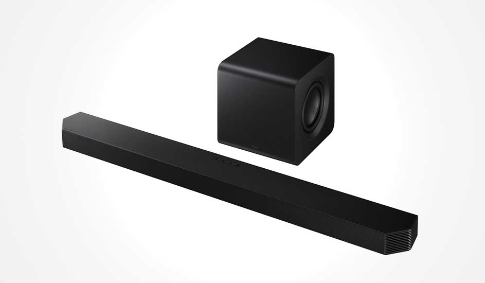 Dit is een zwarte soundbar met een draadloze subwoofer van Samsung, beide in een modern en strak ontwerp voor thuisgebruik.