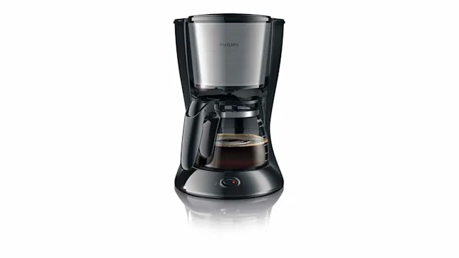 Een koffiezetapparaat van Philips, met een zwarte basis en een zilverkleurige bovenkant, staat op een witte ondergrond.