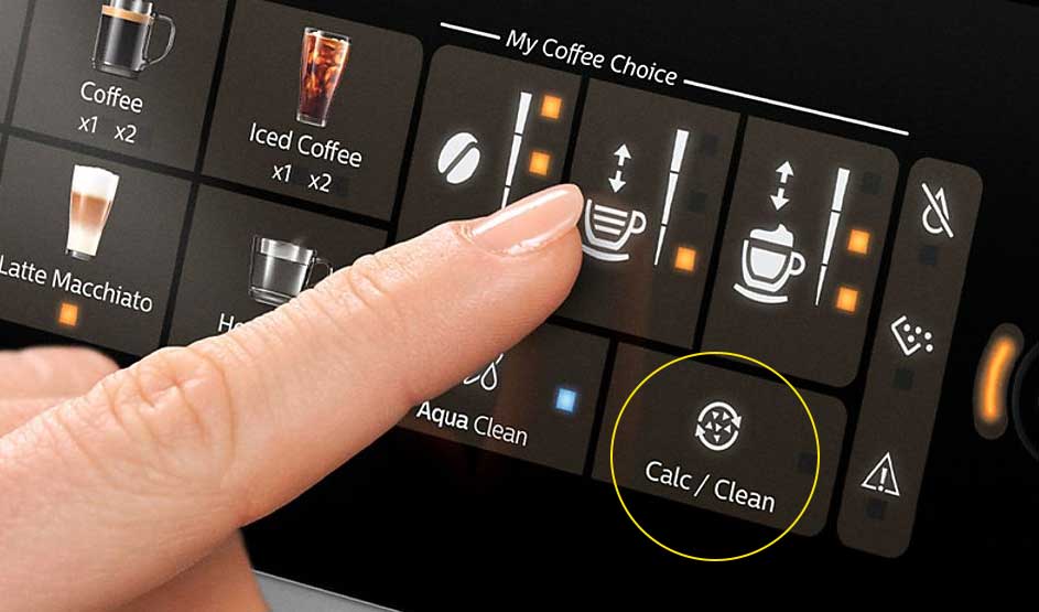 Een vinger bedient het touchscreen van een Philips-koffiemachine en selecteert de Calc/Clean-functie voor onderhoud.