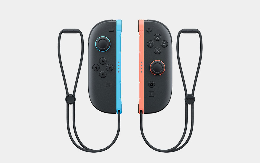 Grijze Nintendo Switch Joy-Con set met blauwe en rode accenten, voorzien van zwarte polsriempjes en bijpassende gekleurde analoge sticks.