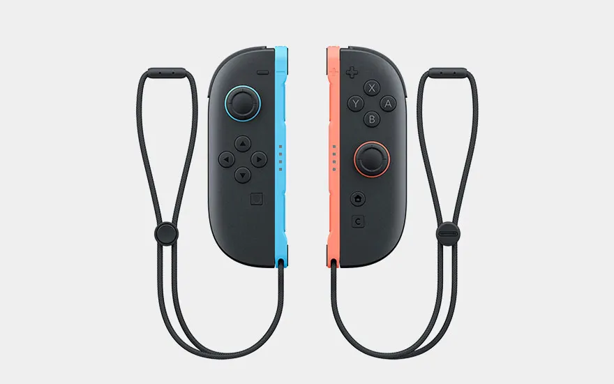 Grijze Nintendo Switch Joy-Con set met blauwe en rode accenten, voorzien van zwarte polsriempjes en bijpassende gekleurde analoge sticks.