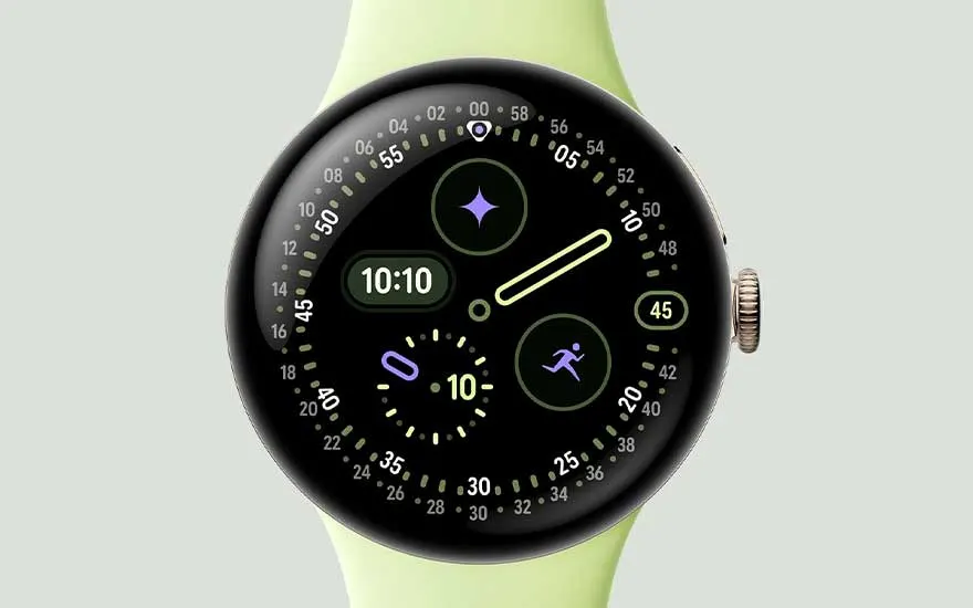 Smartwatch met groene band toont modern digitaal scherm met tijd, stappen en activiteitspictogram.