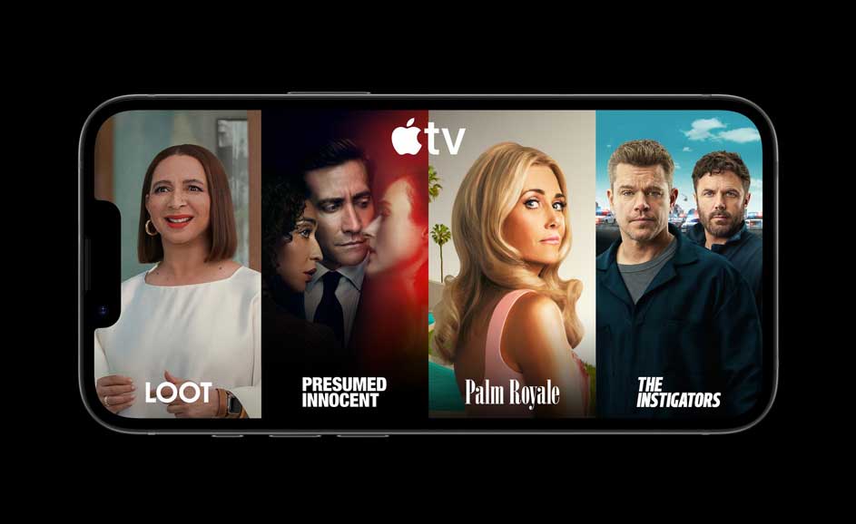 Een iPhone toont Apple TV+ met posters van Loot, Presumed Innocent, Palm Royale en The Instigators, met gezichten van cast.