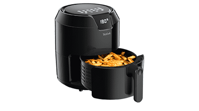 Een zwarte airfryer met een mand vol gebakken frites op een witte achtergrond. Het apparaat toont 180 graden.
