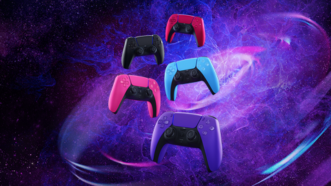 Vijf gamecontrollers in rood, zwart, roze, blauw en paars zweven tegen een paarse en zwarte sterrenhemel.