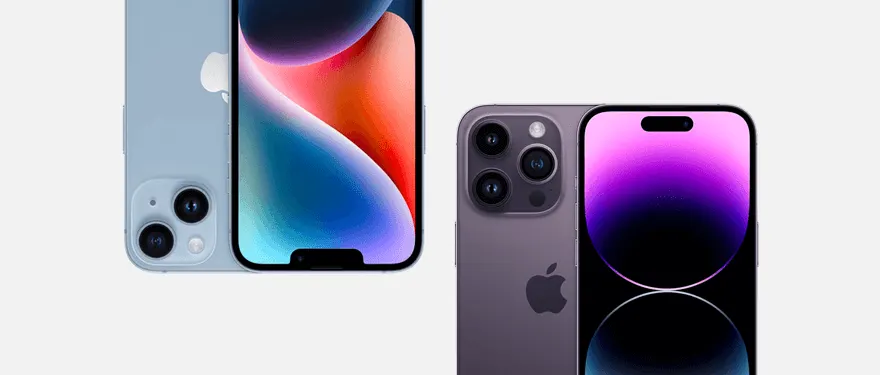 Twee iPhones: een blauwe met twee camera's en een paarse met drie camera's, beide met schermen aan.