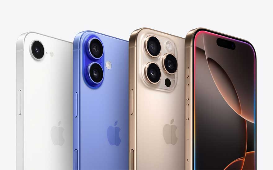 Vier telefoons tonen de MediaMarkt-app met een kerstpromotie, op een rood scherm.