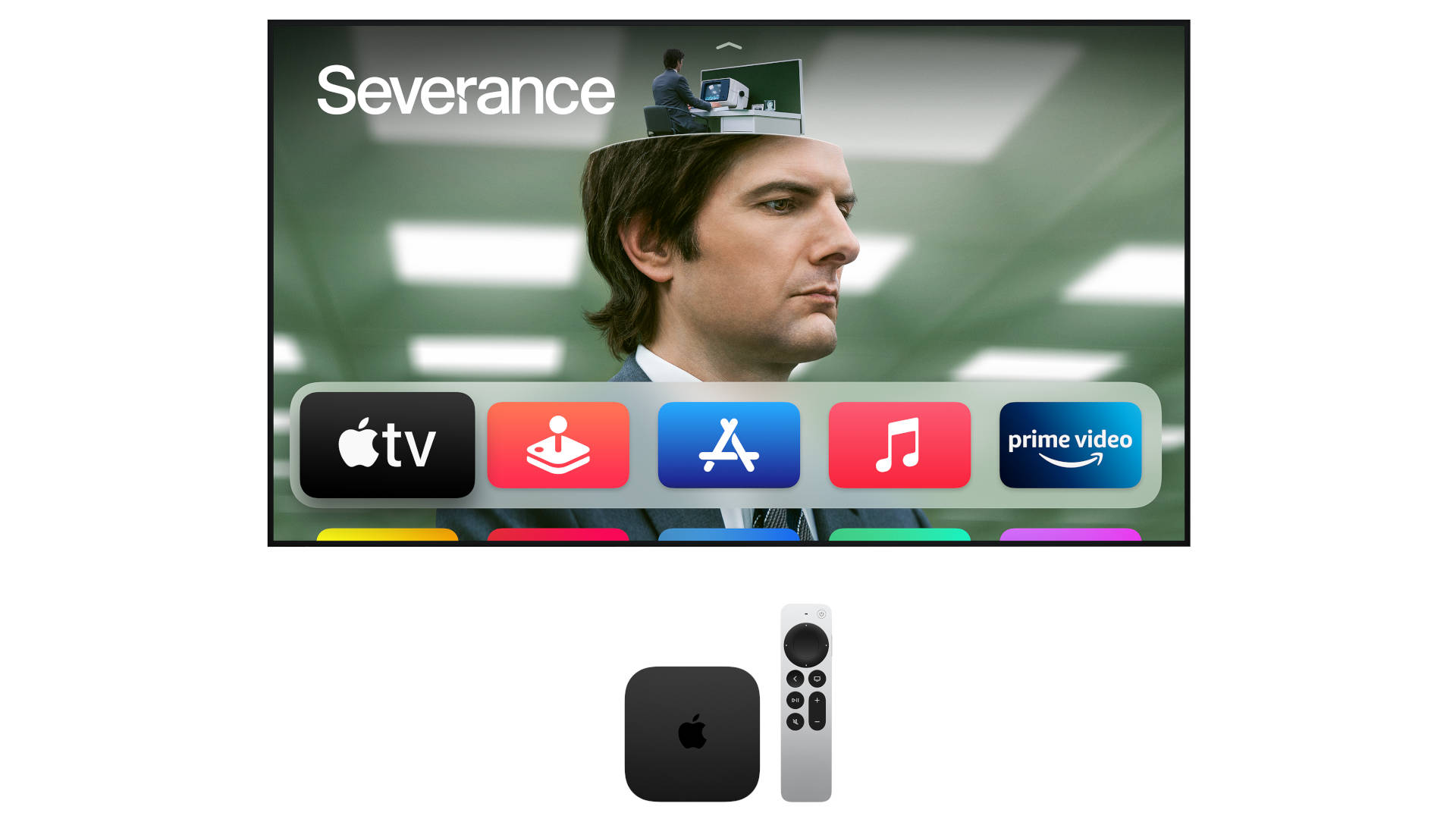 Een tv-scherm toont 'Severance' met apps, een Apple TV kastje en afstandsbediening staan eronder.